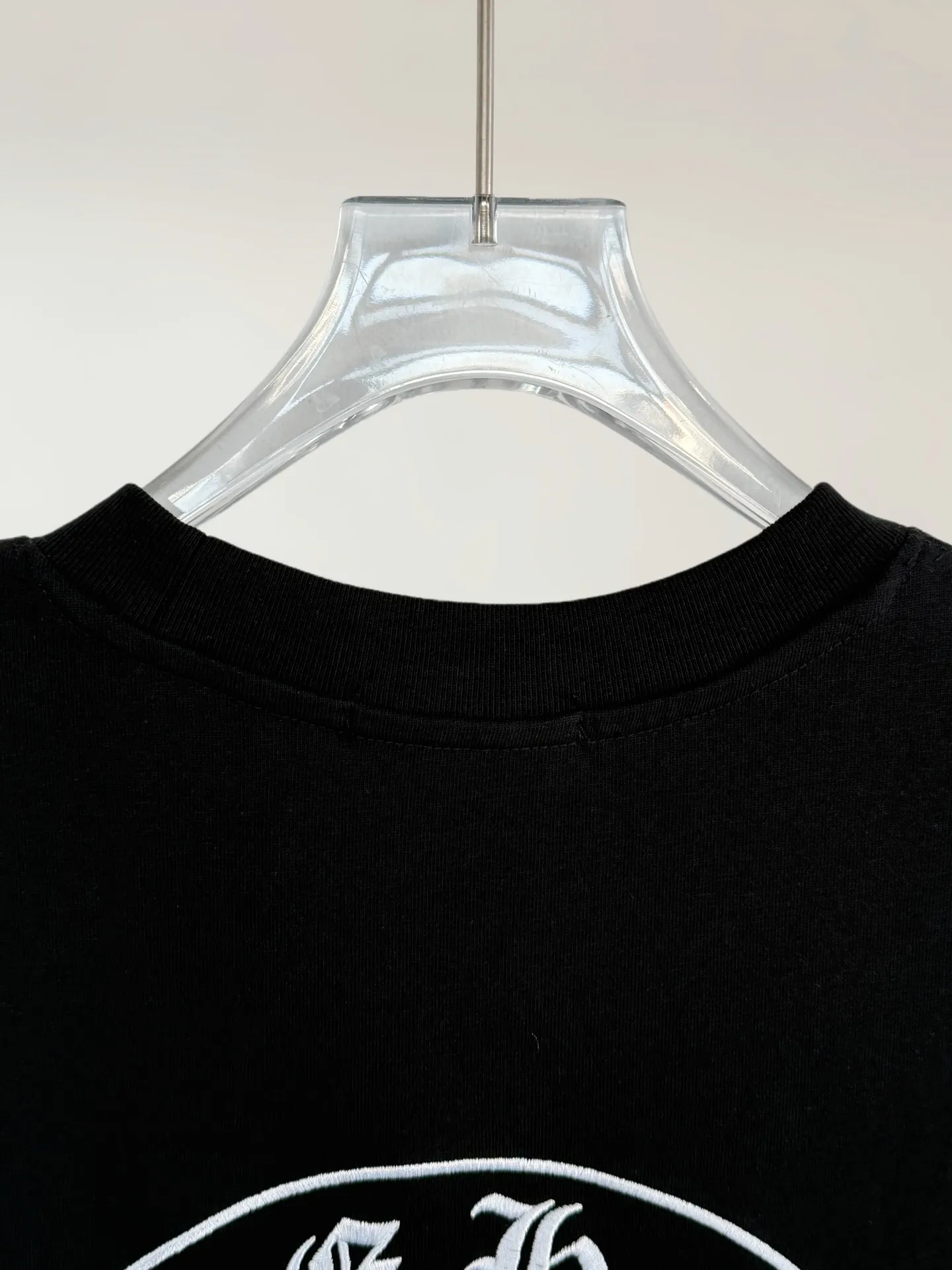 P170 [High Quality] Chrome hearts T-shirt short sleeve. The new model is embroidered with leather horseshoe logo on the front and back, and the back panel is designed with leather ten-rivet embroidery. High-end custom-made 32-count 285-gram fabric. Soft to the touch. Comfortable to wear. Exquisite stitching. Fine workmanship. The upper body effect is incomparably handsome! Same style for men and women Color: Black White Size: S to xL Size chart S: Shoulder width 51 - Bust 55 - Clothing length 70 M: Shoulder width 53 - Bust 57 - Clothing length 72 L: Shoulder width 55 - Bust 59 - Clothing length 74 XL: Shoulder width 57 - Bust 61 - Clothing length 76